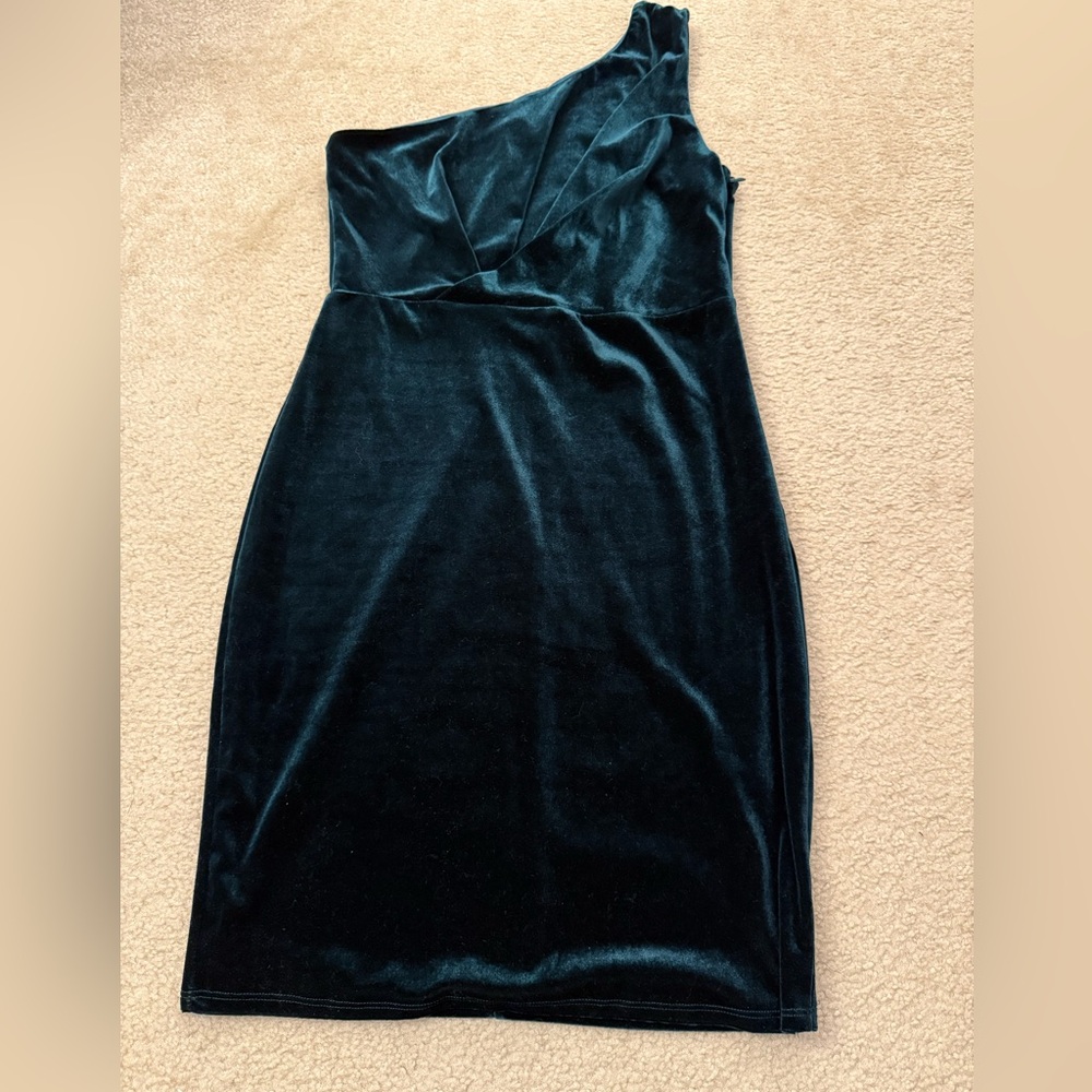 Lulus green velvet one-shoulder dress. Size Large.